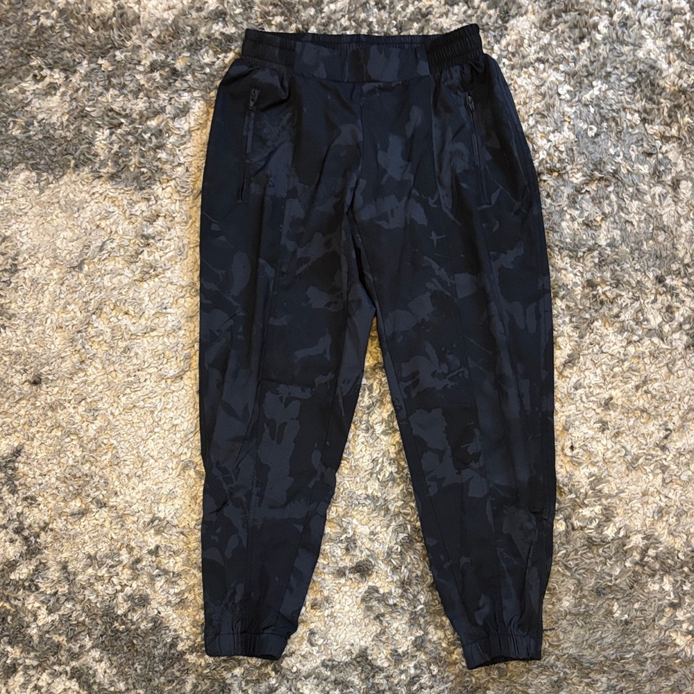 Old Navy Active Women’s Black Camouflage Jogger Pants